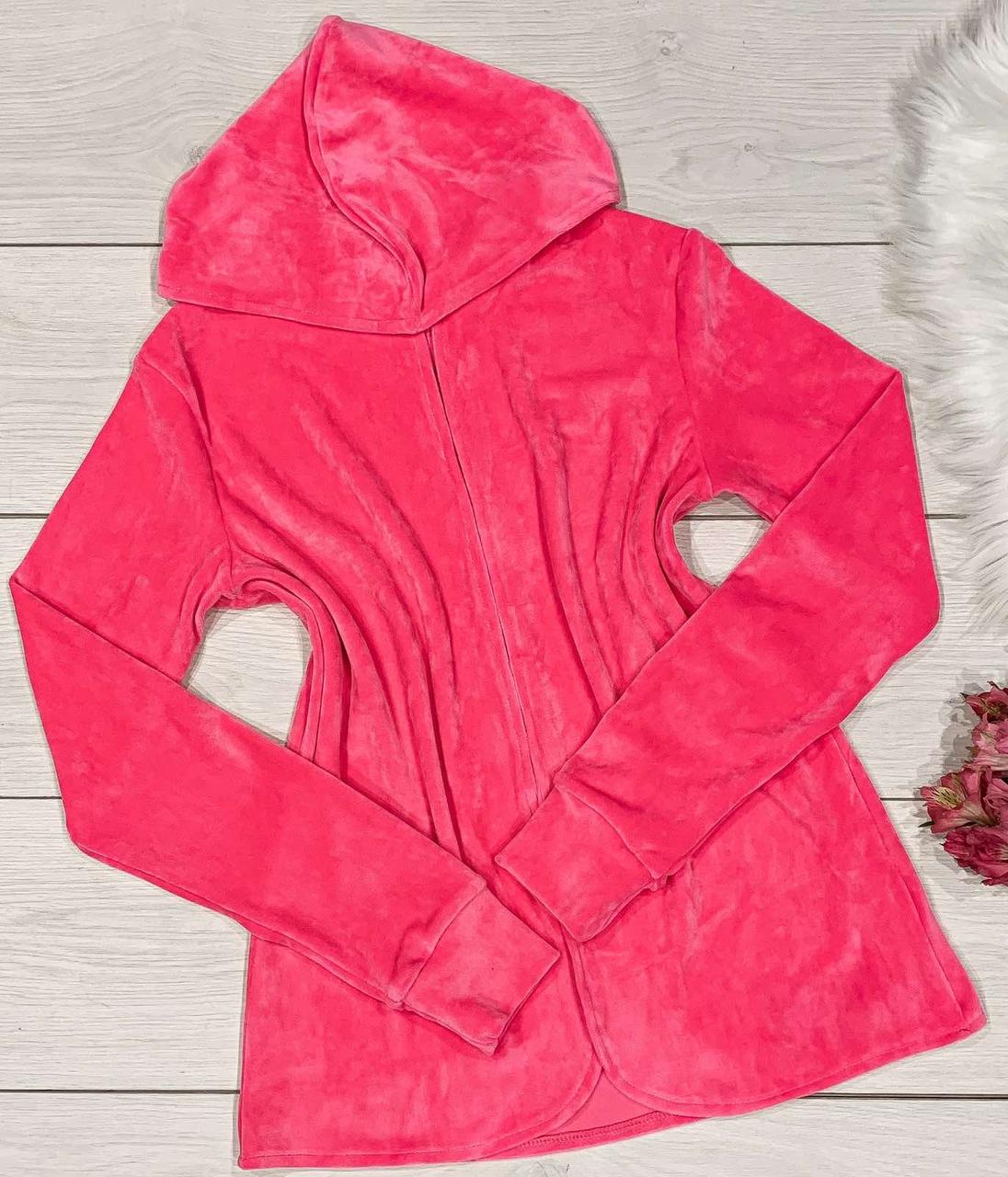 Яскрава накидка з плюшевого велюру в малиновому кольорі.