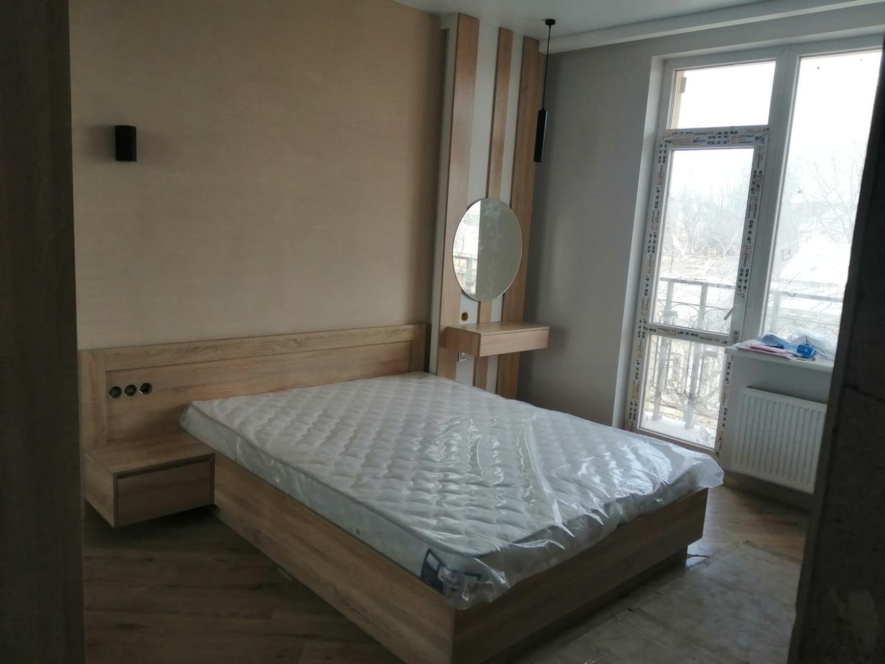Ліжко з тумбою