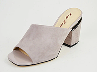 Жіночі шльопанці на підборах