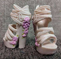 Босоножки на каблуке с цветочками для куклы Блайз, Айси