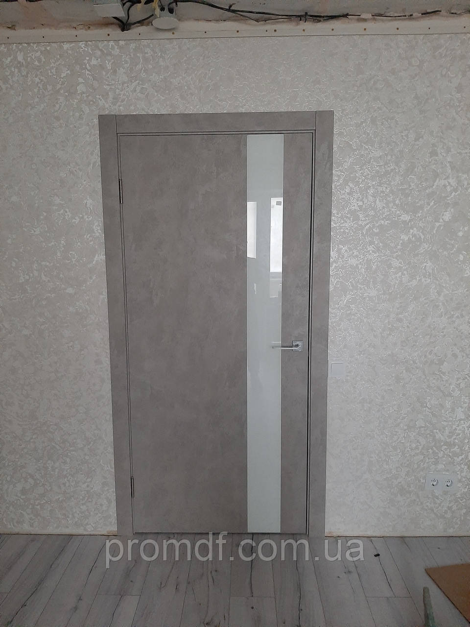 Дверний блок бетон попелястий + скло білий діамант