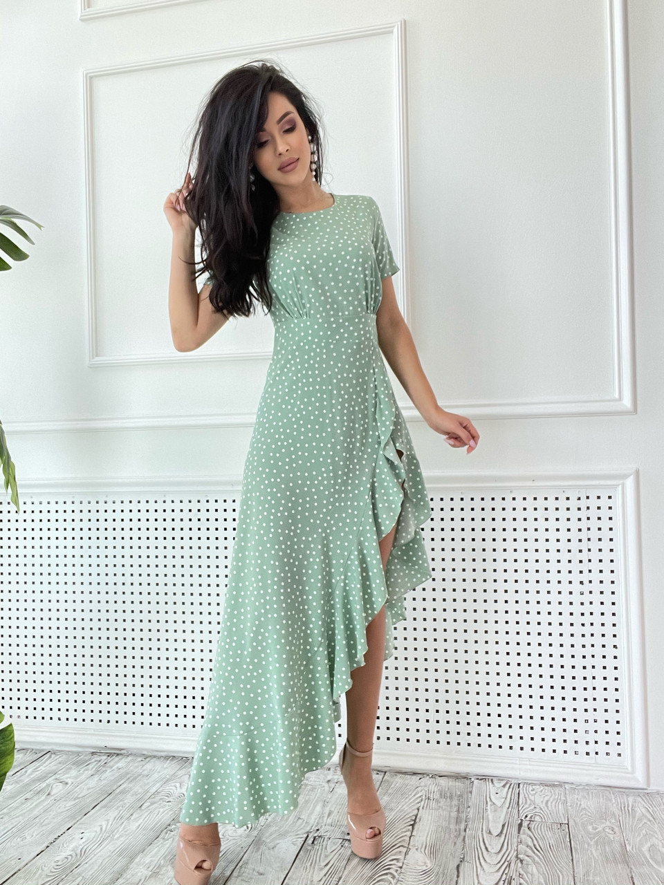 Стильне плаття в підлогу в горох з розрізом хіт сезону 2025