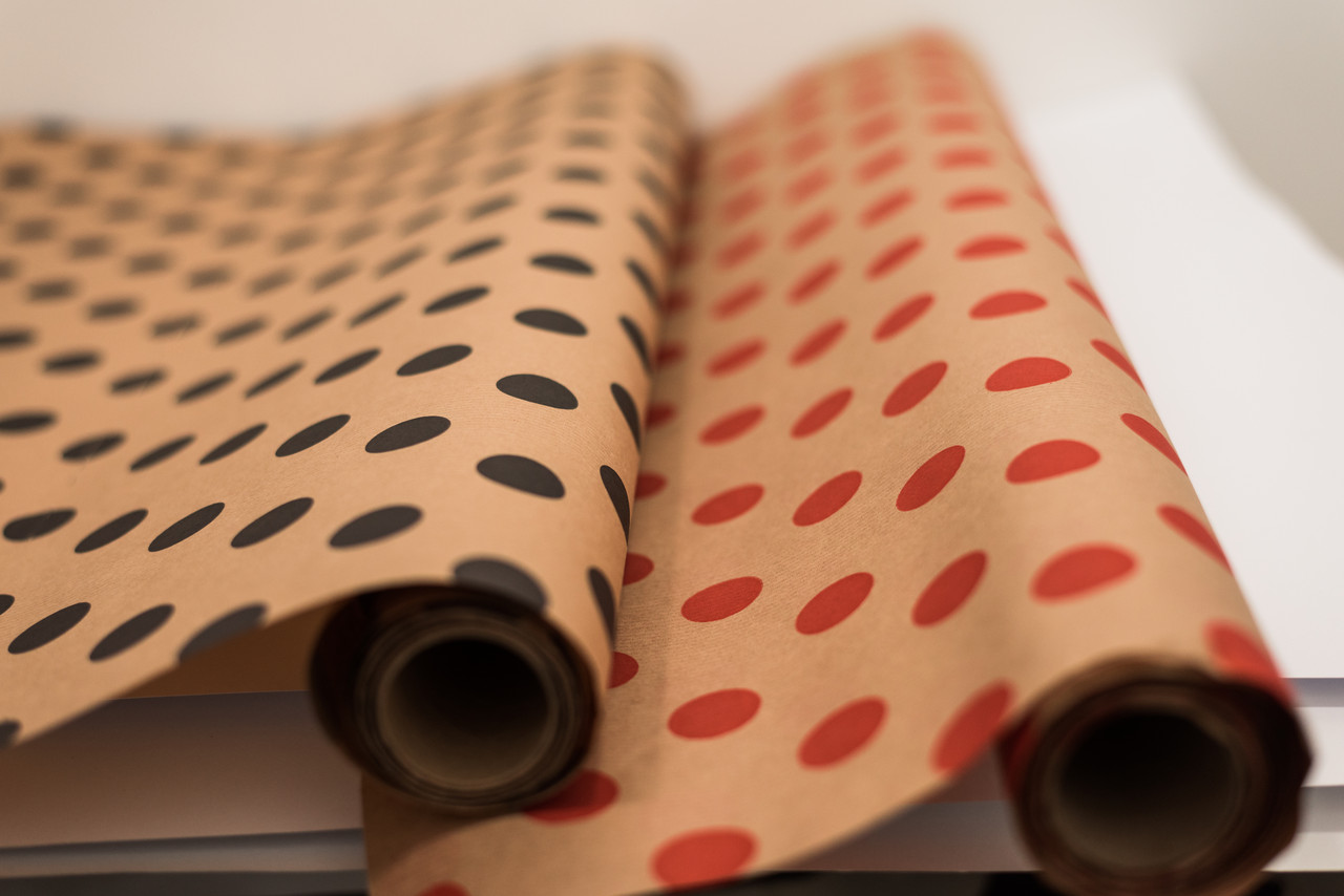 Крафт папір з принтом "Polka dot - black" 1 рулон, розмір: 70 см * 800 см