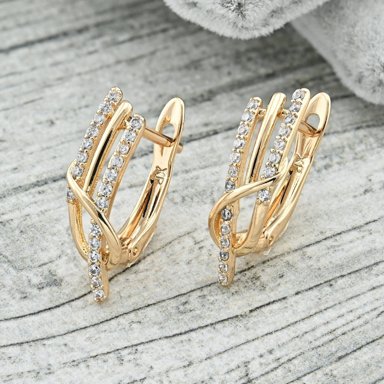 

Серьги Xuping 35458 размер 19х6 мм белые фианиты вес 1.9 г позолота 18К