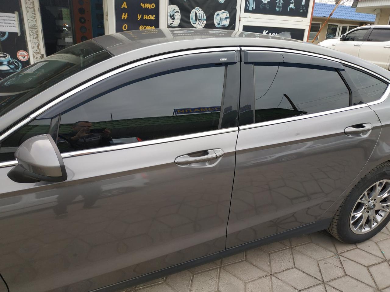 Дефлектори вікон (вітровики) з хромом молдингом Ford Fusion 2014- (Hic)