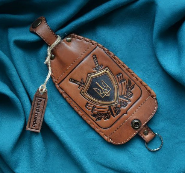 Ключниця з кільцем з натуральної шкіри з художнім тисненням "Герб України", фото 1