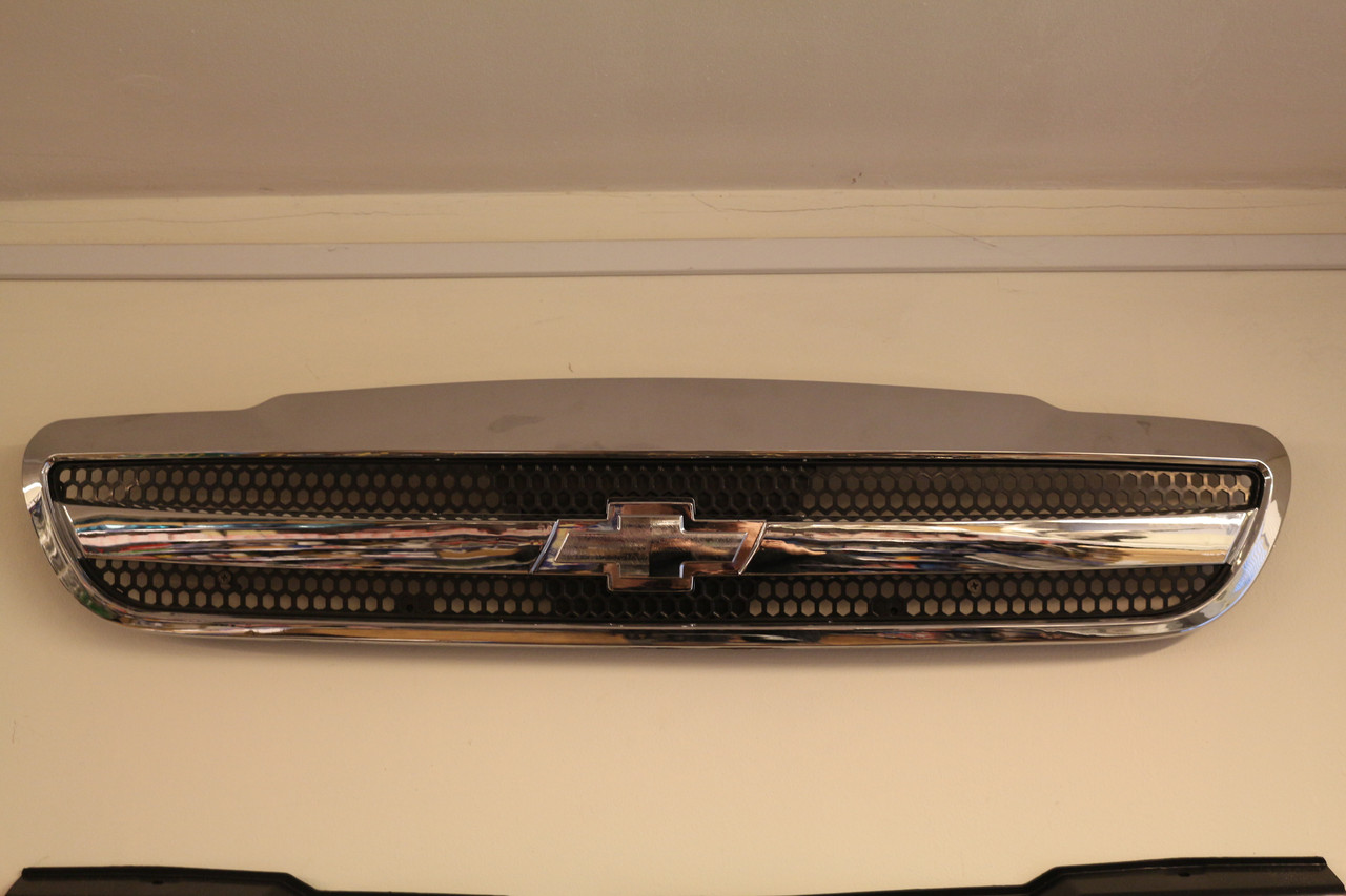 Решітка радіатора Ланос (під емблемою шевроле) JH01-LNS96-007C/JH01-1096007-3