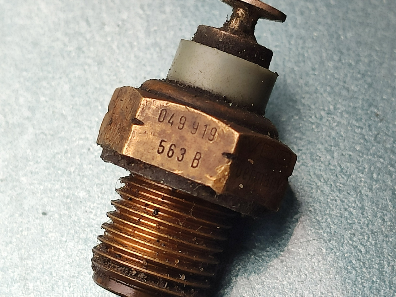 8. датчик давления масла ауди 100 2,2. датчик температуры масла ауди. датчик температуры масла audi 2. датчик температуры масла ауди 100 с4 2.