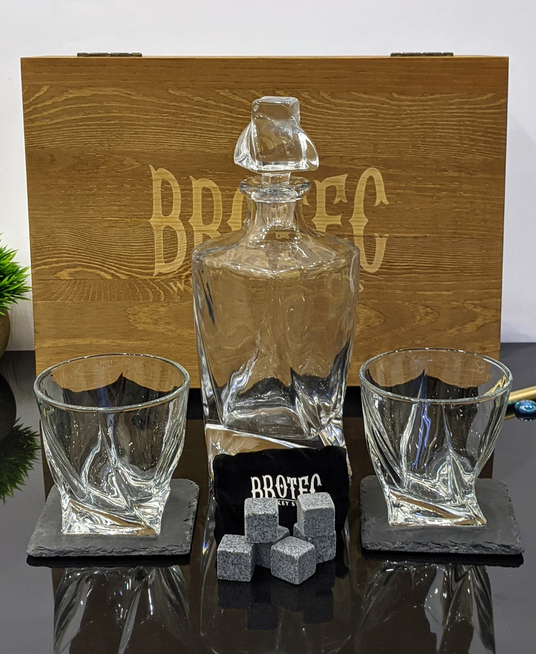 Подарунковий набір для віскі в дерев'яній коробці графин і 2 келиха Whiskey Decanter Set with 2 Low-Crystal Ball