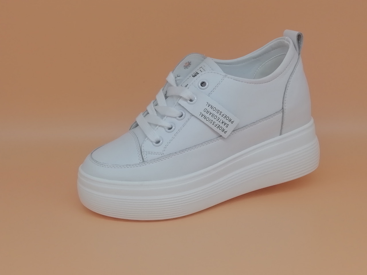 Білі кросівки. Маленькі (33 - 35) і стандартні (36 - 40) розміри.