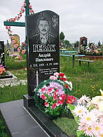 Одинарный памятник с цветником из гранита вертикальный образец №16