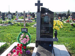 Гранітний пам'ятник надгробі з хрестом і квітником вертикальний зразок No23