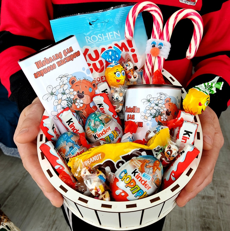 Великодній подарунок для хрещеників, дітям, похресниці, похреснику. Подарунковий набір в дерев'яній скринці кіндер сюрприз., фото 1