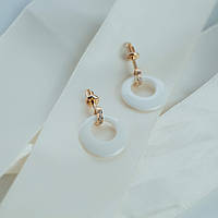 Золотые женские серьги-пуссеты с белой керамикой