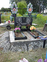 Горизонтальный двойной памятник с цветником из гранита образец №11