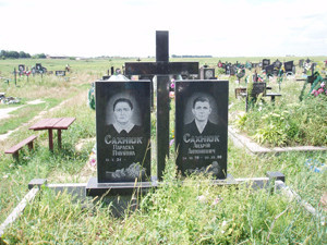 Гранитный памятник двойной с цветником и крестом образец №20 - фото 1 - id-p202918264