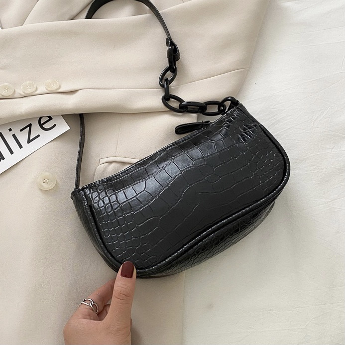 Жіноча маленька сумка багет на пластиковій ланцюжку ремінці рептилія багет чорна