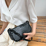 Жіноча маленька сумка багет на пластиковій ланцюжку ремінці рептилія багет чорна, фото 5