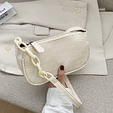 Жіноча маленька сумка багет на пластиковій ланцюжку ремінці рептилія багет бежева молочна біла, фото 3