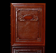 Фотоальбом в шкіряній палітурці з об'ємним тисненням і дизайнерськими листами "Грифони"