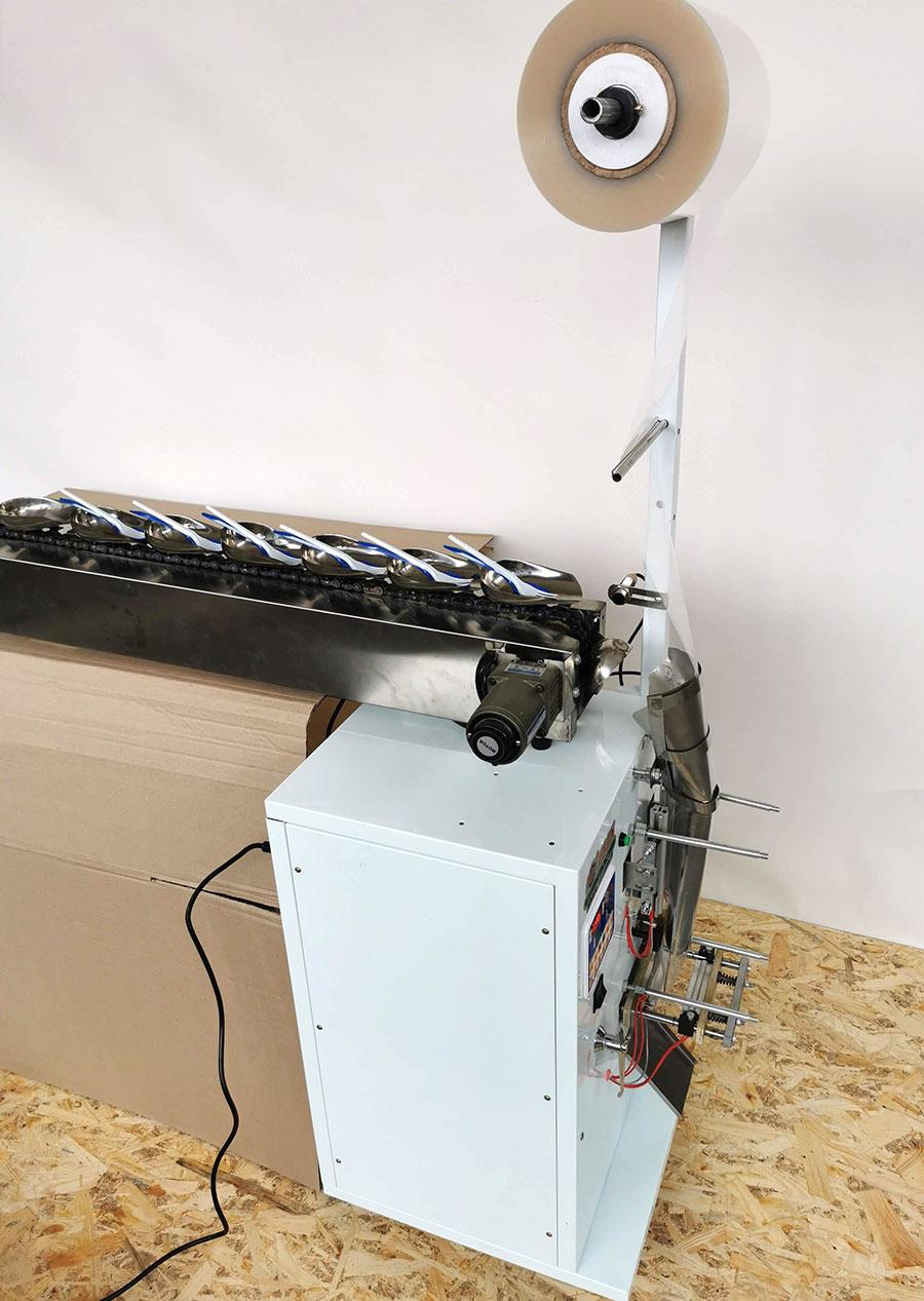 Фасово-упаковковий автомат з конвеєрної подавачів