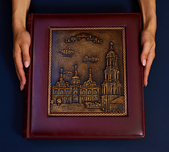 Фотоальбом в шкіряній палітурці з об'ємним тисненням і дизайнерськими листами "Києво-Печерська Лавра"