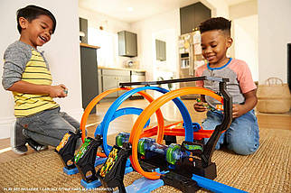 Моторизований трек Хот Вілс "Гвинтове зіткнення" Hot Wheels Corkscrew Crash Motorized Track, фото 3