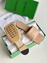 Жіночі бежеві стьобані шльопанці Боттега Венета Lido Bottega Veneta сланці шльопанці шкіряні капці