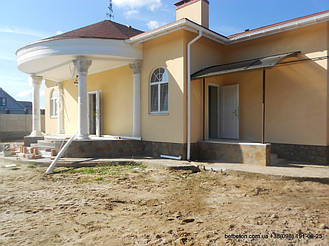 В данной работе была применена белая балюстрада с балясинами, сделанными по технологии мрамор из бетона.  Срок службы изделий  не менее 25 лет под открытым небом. Наши балясины и балюстрады обладают высокой прочностью и плотность.