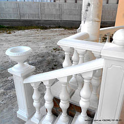 Здесь используется балюстрада с балясинами, выполненные по технологии мрамор из бетона.  Срок службы изделий  не менее 25 лет под открытым небом. Наши балясины и балюстрады обладают высокой прочностью и плотность.