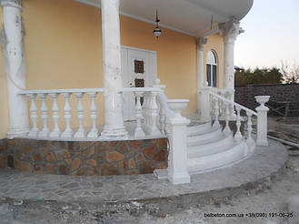 В этой работе  была использована белая балюстрада с балясинами, сделанными по технологии мрамор из бетона.  Срок службы изделий  не менее 25 лет под открытым небом. Наши балясины и балюстрады обладают высокой прочностью и плотность.