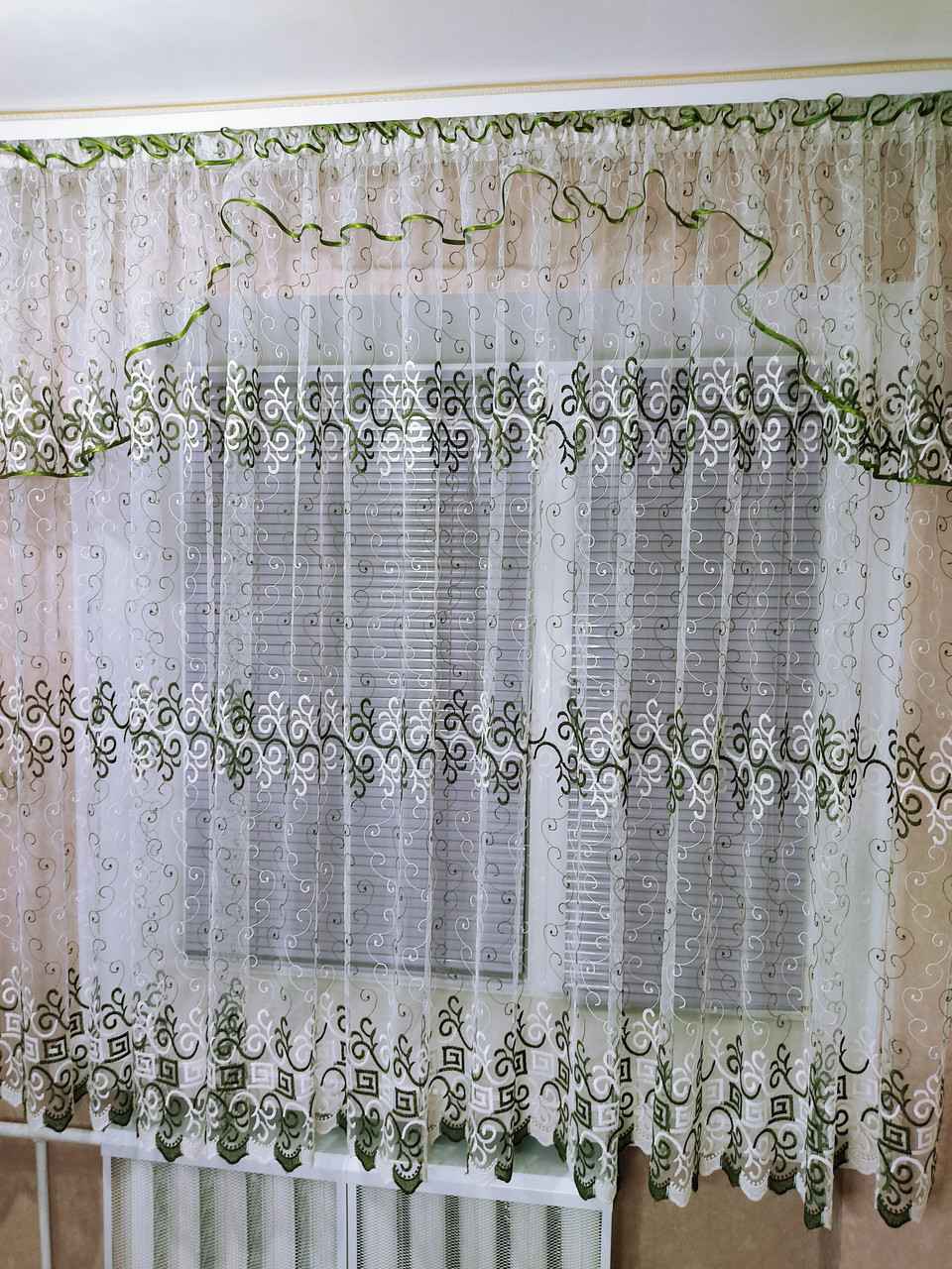 Готова тюль із ніжним малюнком "Каріна" 4 м ширини й 1,8 м висоти
