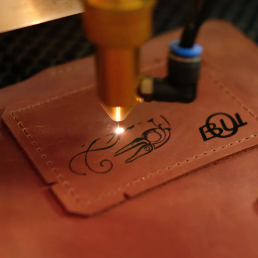 Гравіювання тексту/зображення на виробах зі шкіри