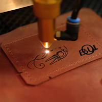 Гравіювання тексту/зображення на виробах зі шкіри