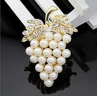 Жіноча ошатна брошка з білими перлами Виноградна Грона (золотистий)