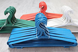 Набір кольорових пластикових вішалок для важкого одягу