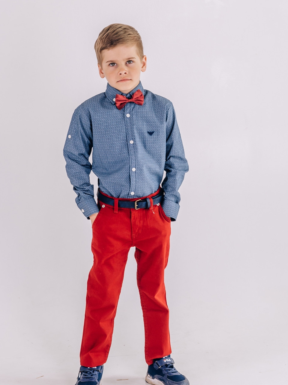 Комплект для хлопчика: сорочка з довгим рукавом і червоні штани