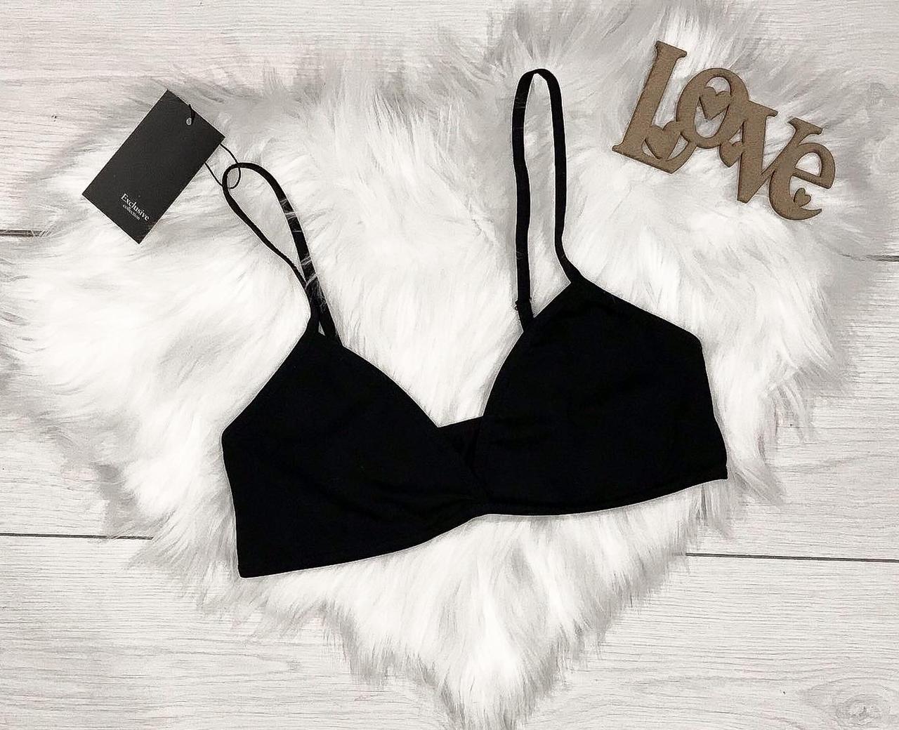 Бюстгальтер-топ чорного кольору, стильна жіноча білизна.