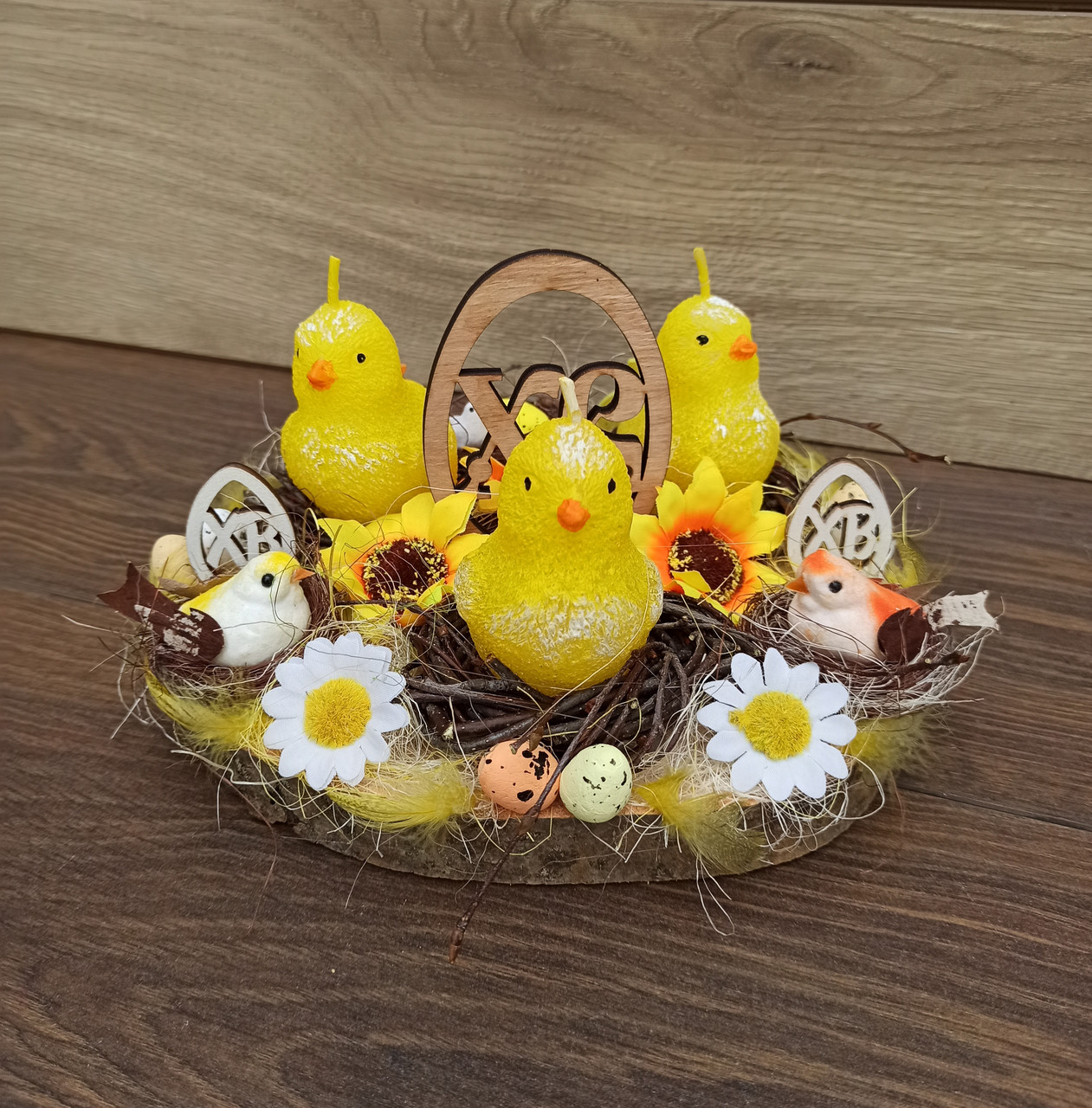 Пасхальна, великодня композиція з курчатами зі свічками на стіл.