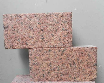 Гранітна бруківка під пиляна