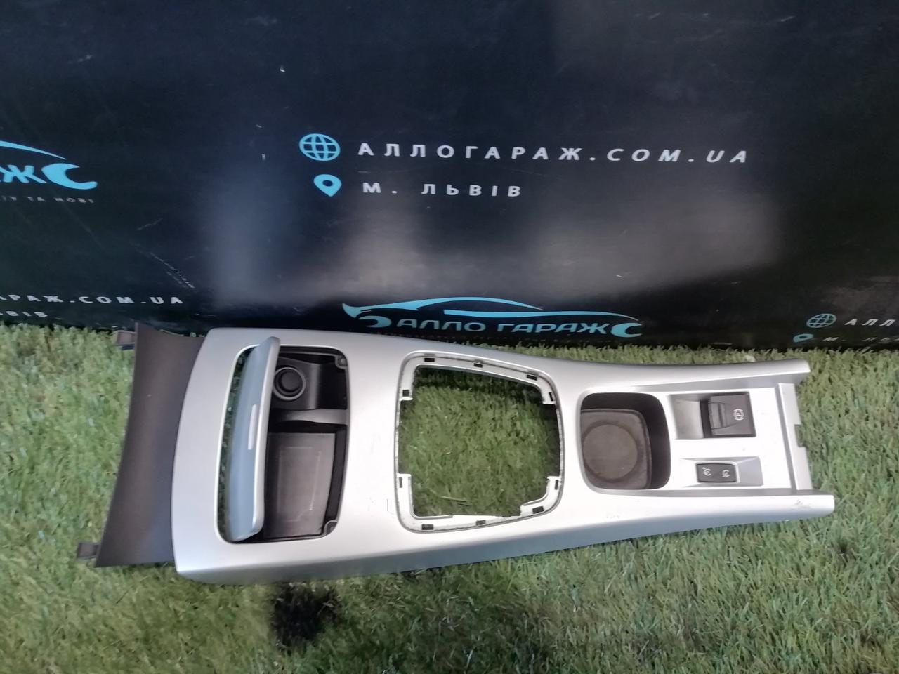 Консоль Рено Лагуна 2007-2013 Renault Laguna