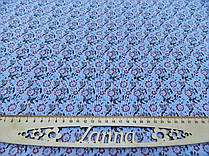 Стрейч-котон (сорочкова тканина) в дрібну блакитну смужку з червоними квітами