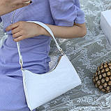 Жіноча маленька сумка через плече багет на ремінці рептилія крокодиляча шкіра біла, фото 2