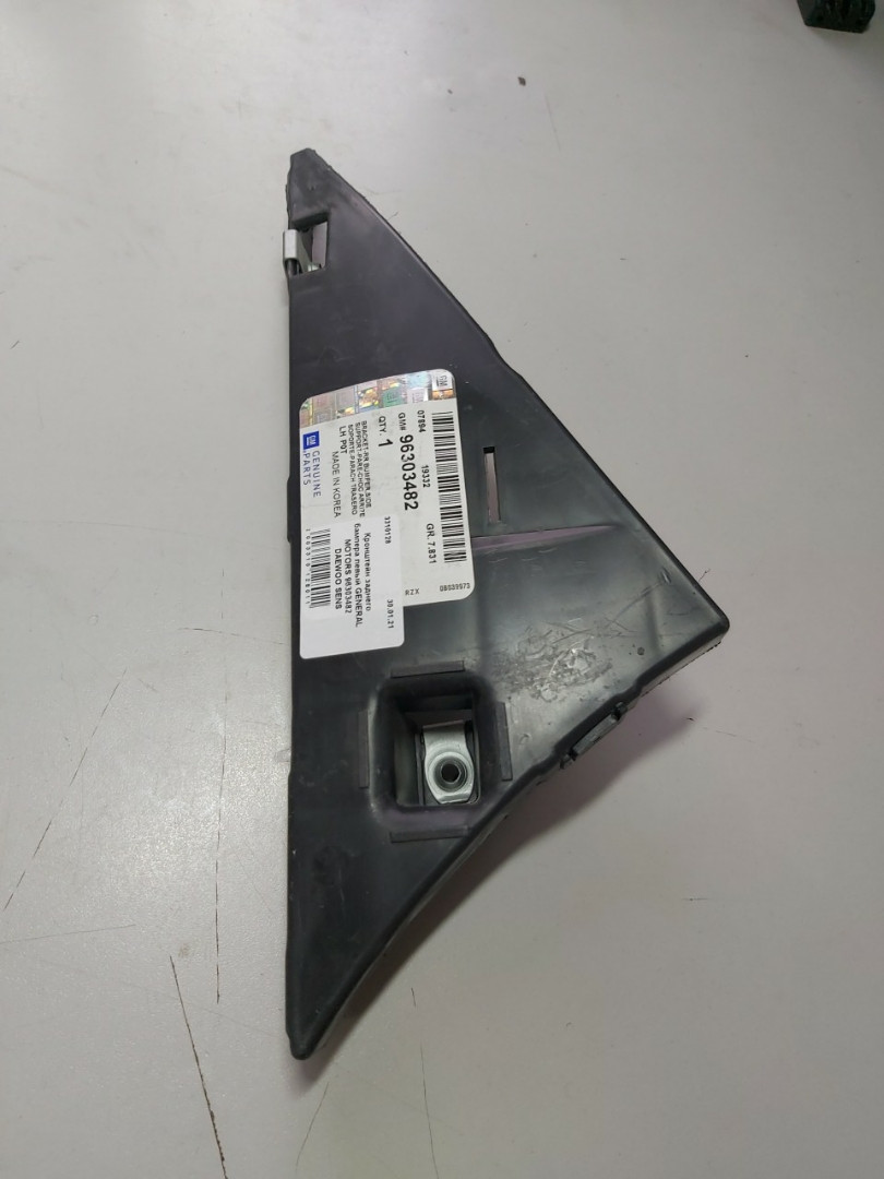 Кронштейн заднього бампера лівий GENERAL MOTORS 96303482 DAEWOO SENS