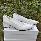 Шкіряні туфлі на низьких підборах, фото 3