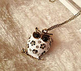 Модна підвіска прикраса "Сова" білого кольору з декором із квіточок і білими кристалами, фото 2