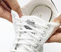 Шнурки еластичні, легко розтягуються, без шнурівки.