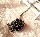 Модна підвіска прикраса "Сова" чорного кольору з декором із квіточок і білими кристалами, фото 2