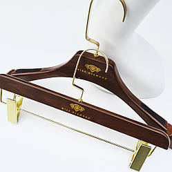 Нанесення логотипу на вішалках плічках