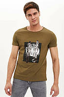Чоловіча футболка Defacto/Дефакт кольору хакі з тигром на грудях